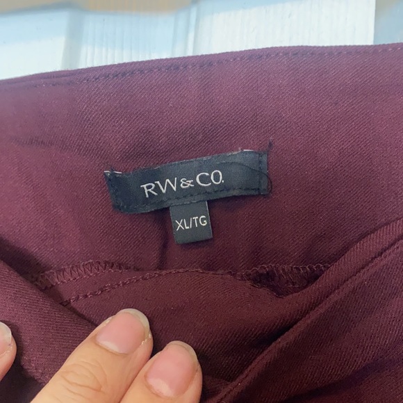 Burgundy stretchy mini skirt - Picture 2 of 3